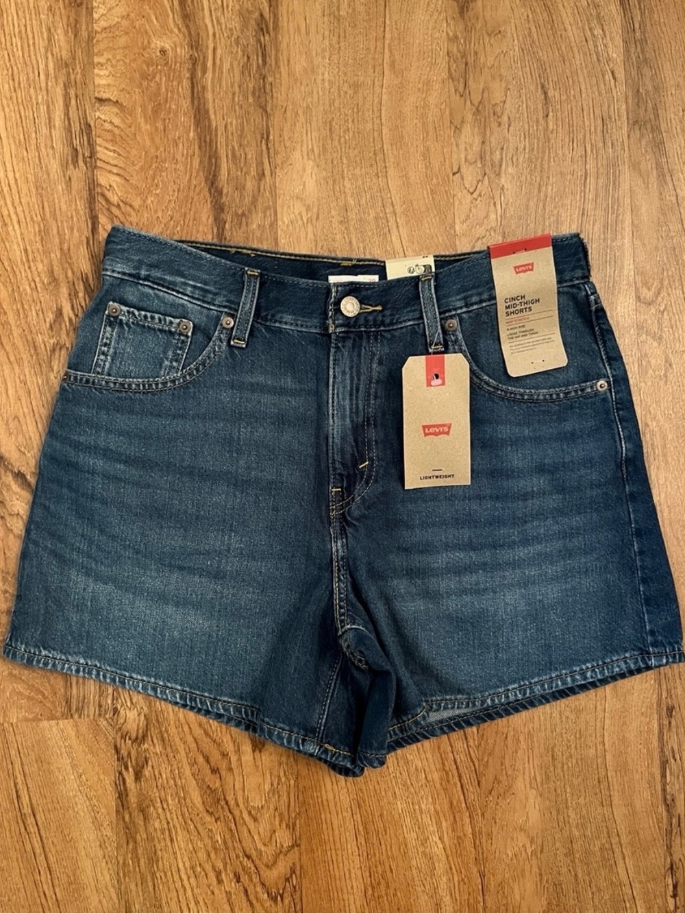 NWT Levi’s Cinch Mid-Thigh Shorts